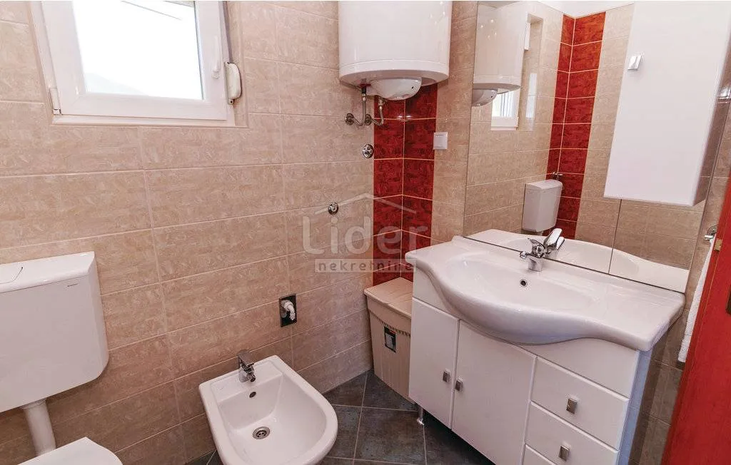 kuća sa 6 apartmana prvi red do mora - slika 23