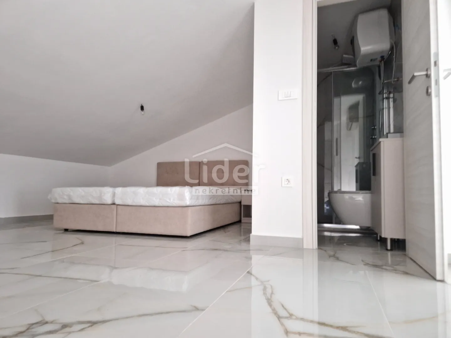 apartman u palitu sa velikom krovnom terasom - slika 15