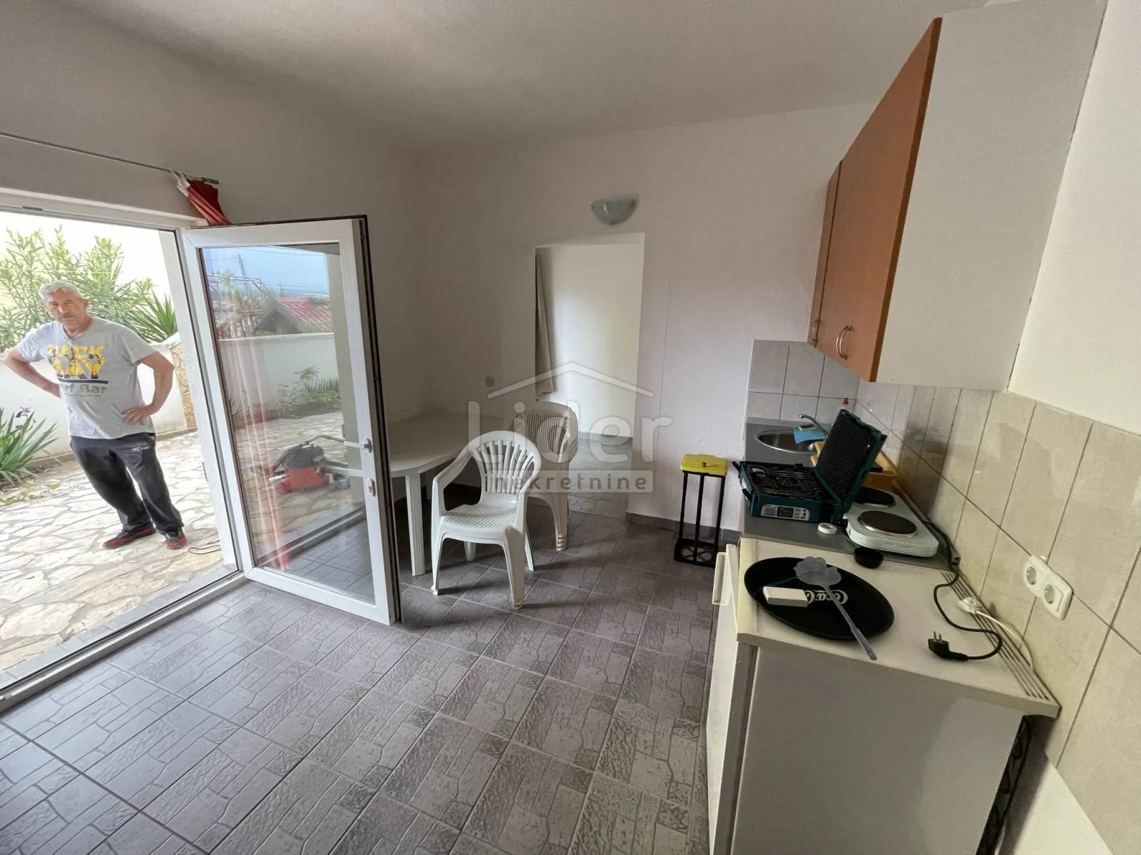 kuća sa 6 apartmana i pogledom na more - slika 16
