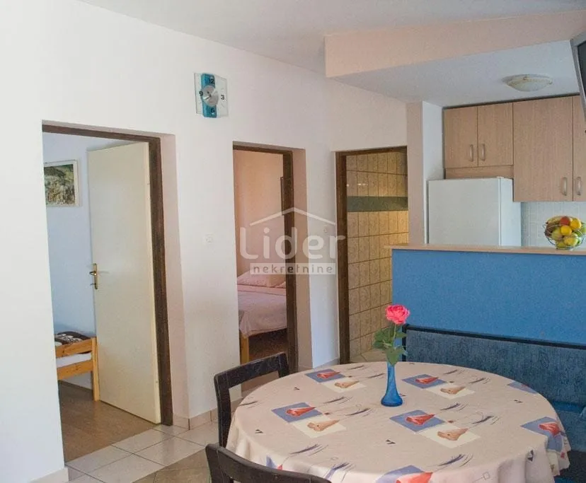 dvojna kuća u pagu, 100m2- dva apartmana, 300m od mora - slika 11