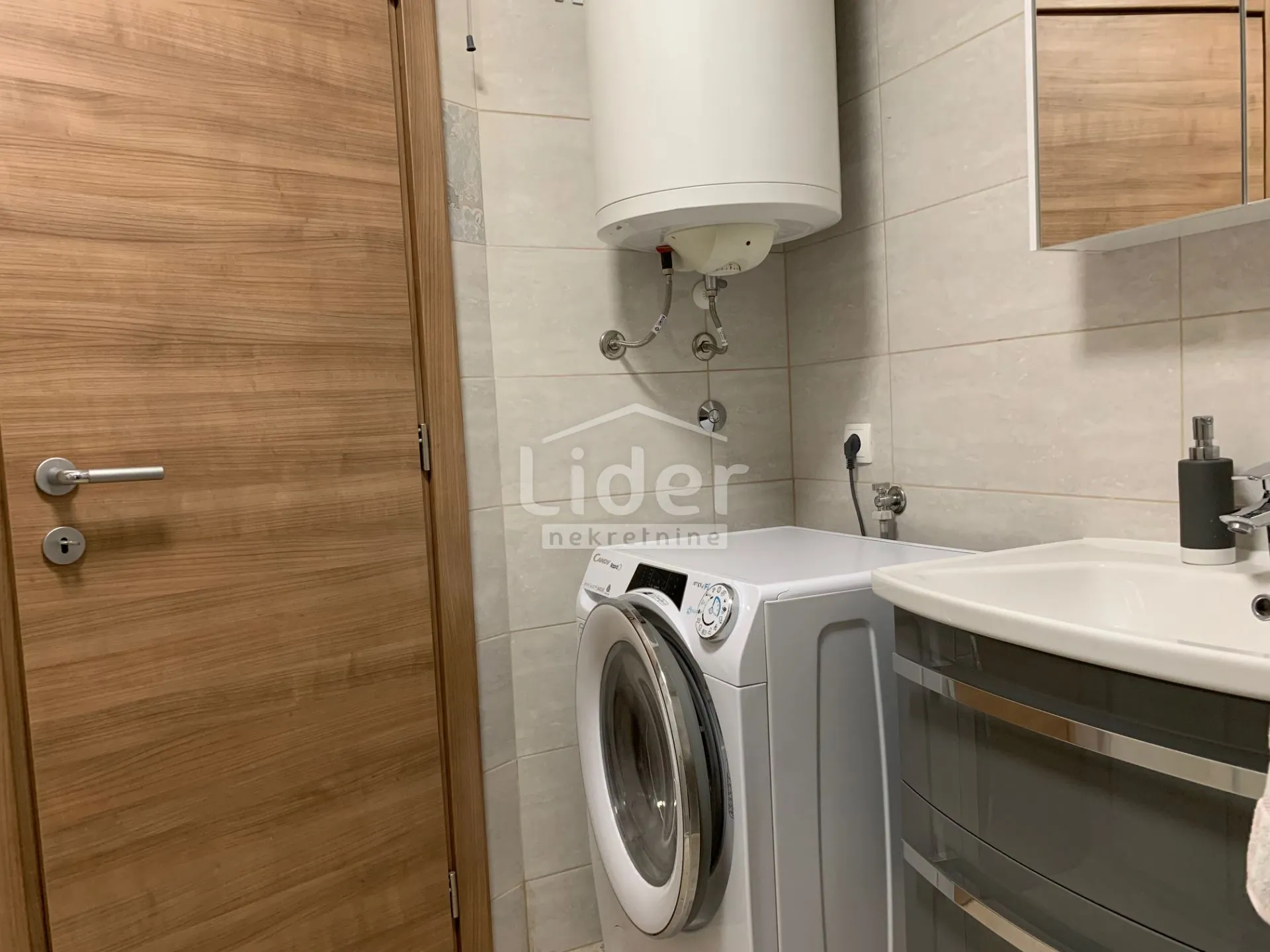 bulevard 3s+db, terasa, vrt, novoadaptiran, namješten! - slika 15