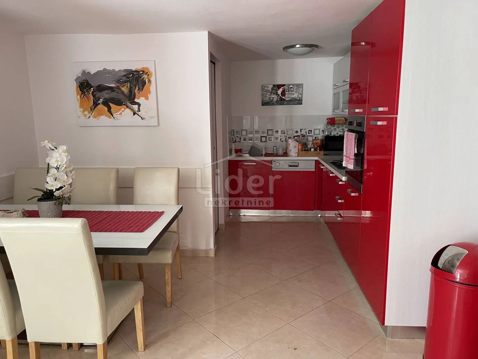 kuća 100m2, bazen, velika garaža, prvi red do mora i plaže - slika 18