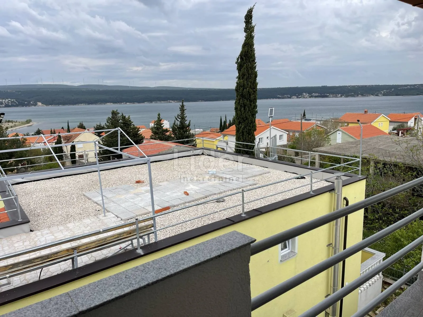kuća sa 6 apartmana i pogledom na more - slika 21