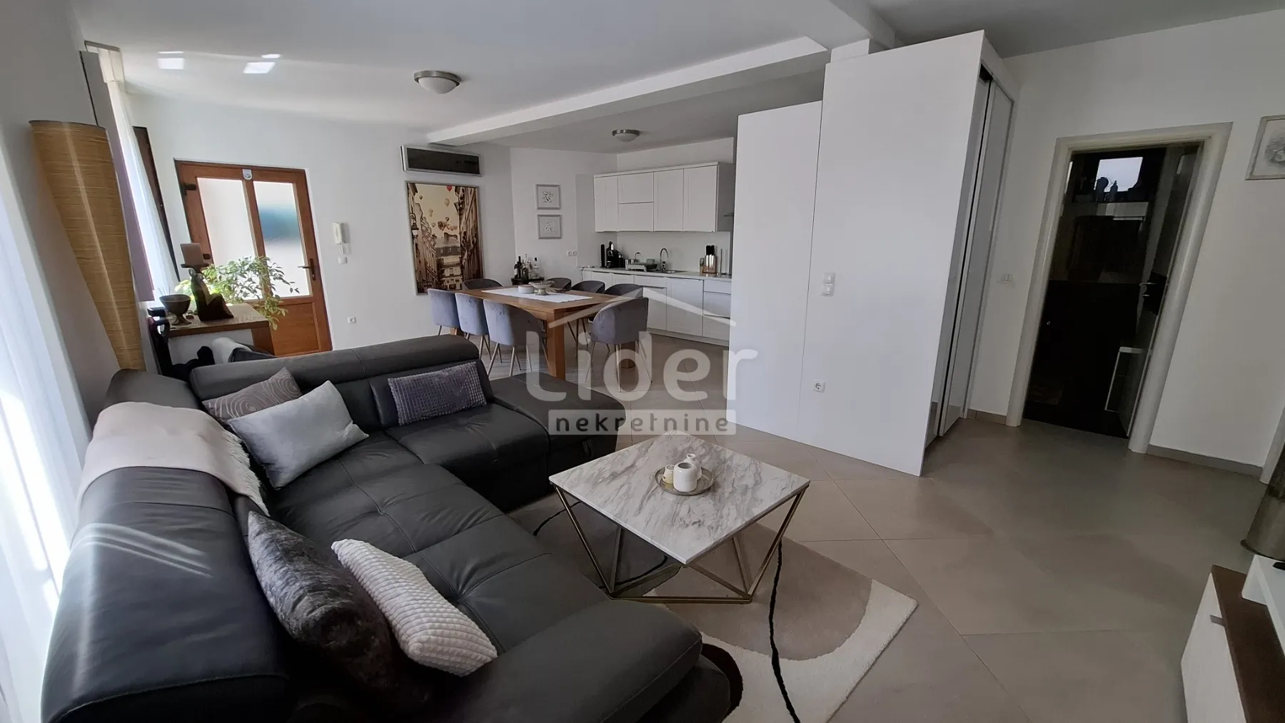 crikvenica-prostran stan s dodatnim apartmanom - slika 3