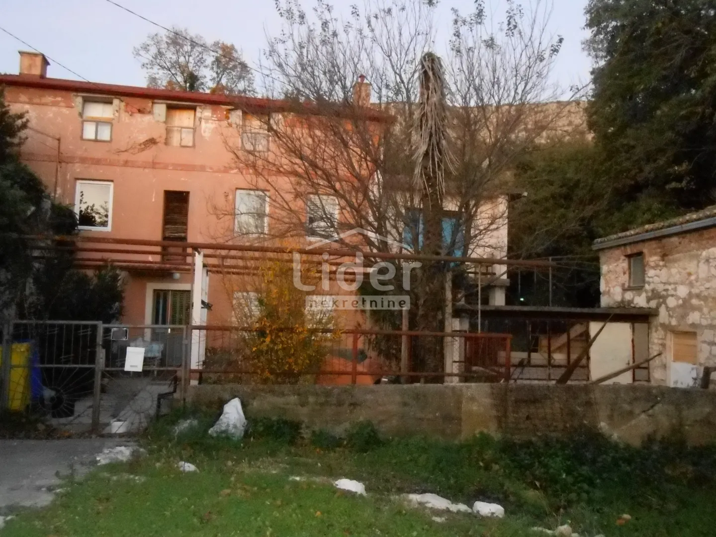 grižane dvije kamene kuće i kućica u mirnom okruženju - slika 5