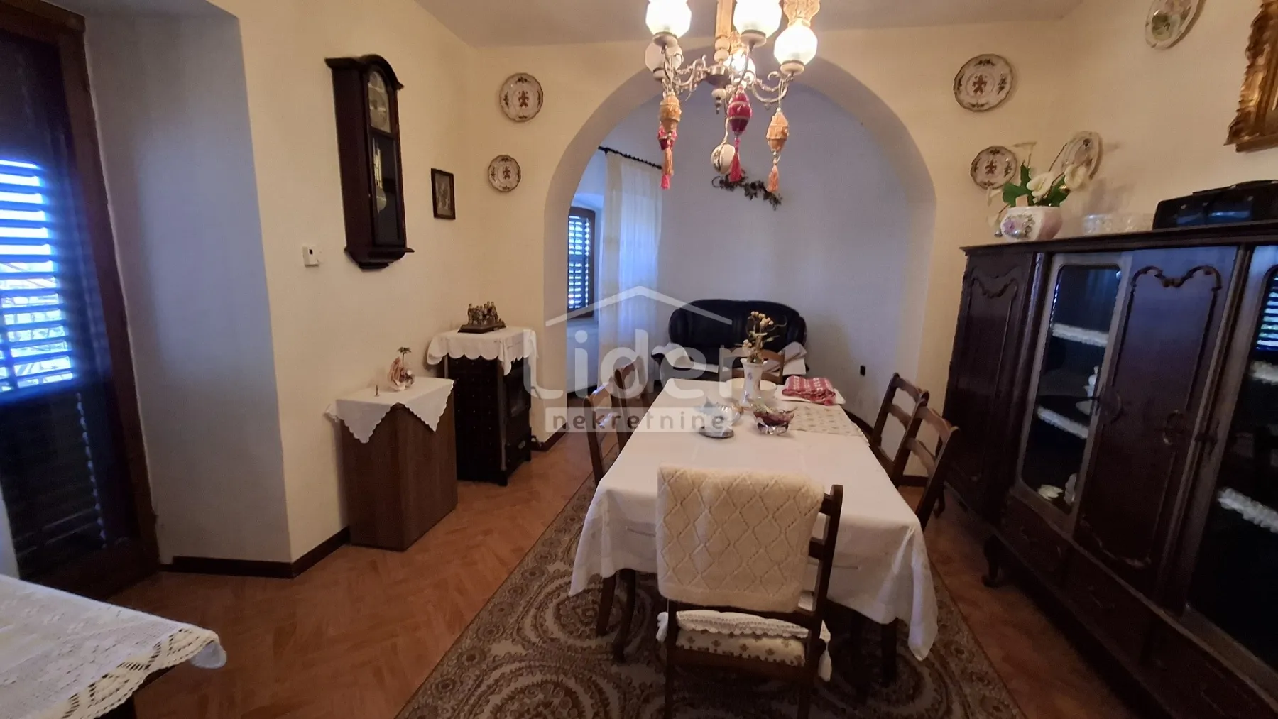 samostojeća kuća sa tri stana - slika 7
