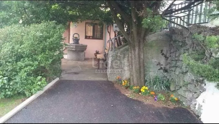 viškovo, kuća sa 3 stana i okućnicom - slika 1