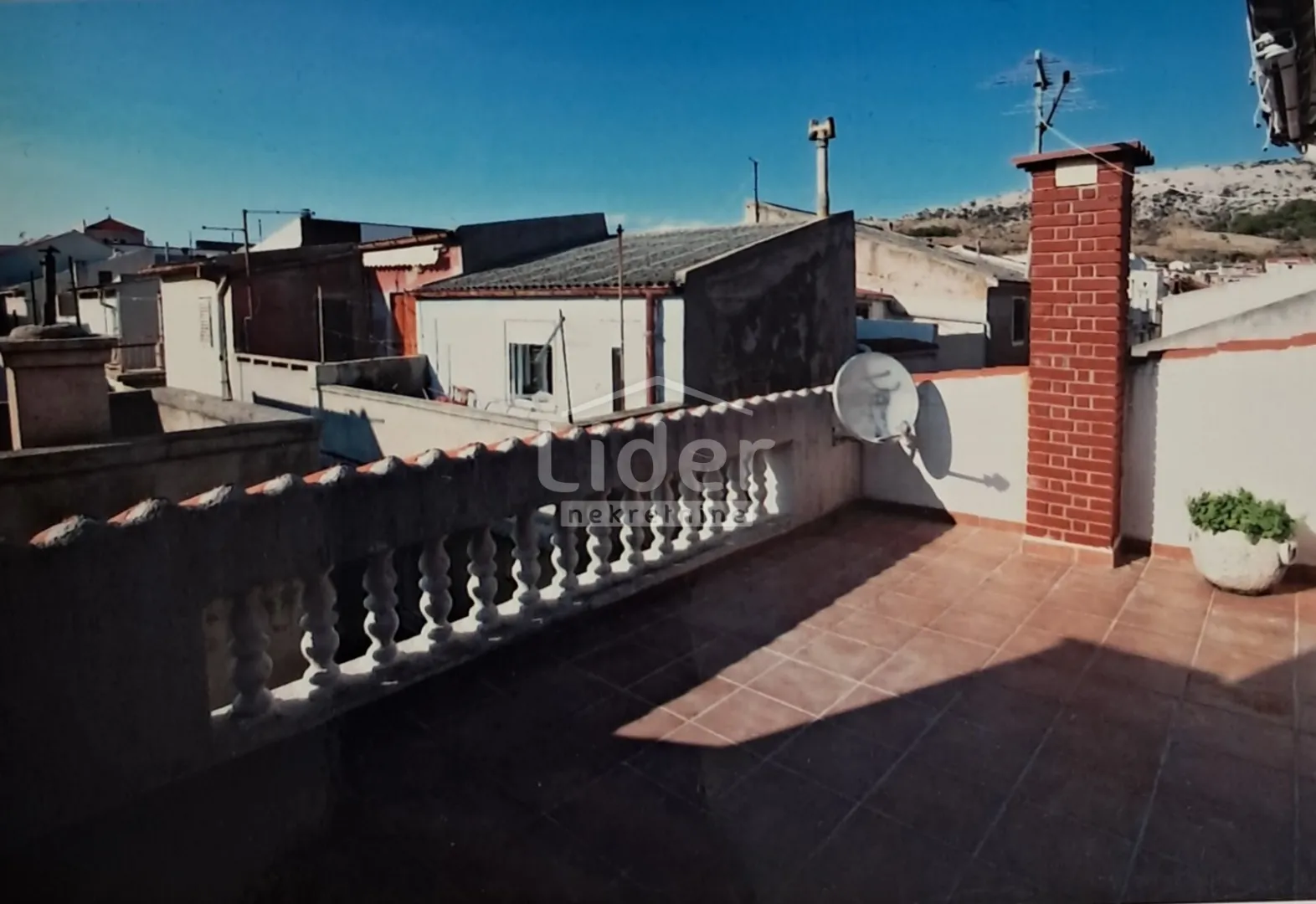 pag, kuća u samom centru, 176m2, krovna terasa - slika 14