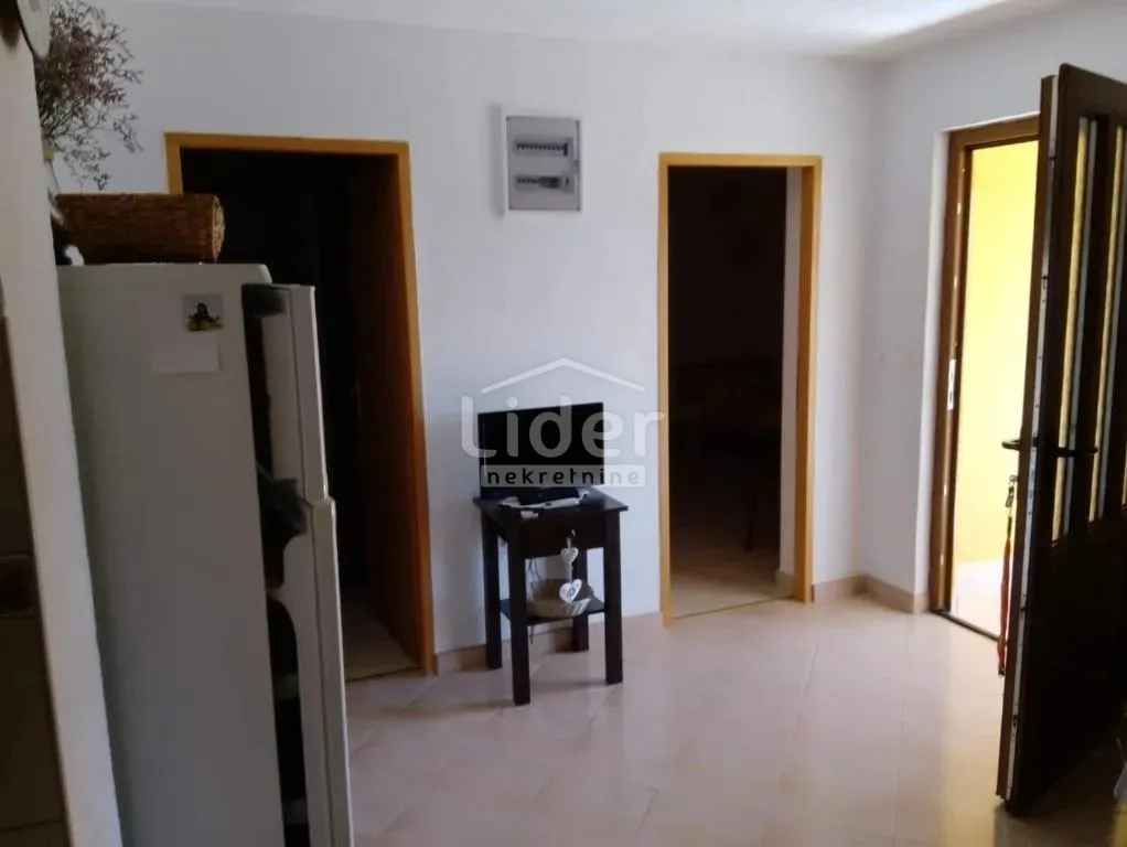kuća sa 2 stana na samo 250m od mora - slika 9