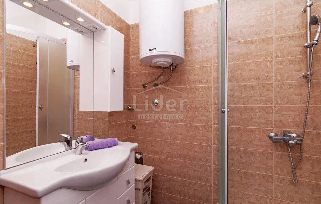 kuća sa 6 apartmana prvi red do mora - slika 12