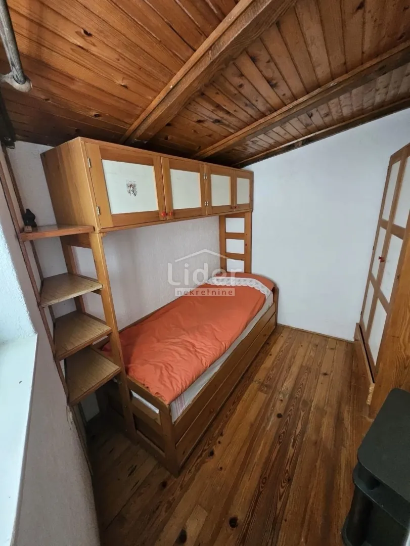 cres, centar, 15 m od mora! - slika 3