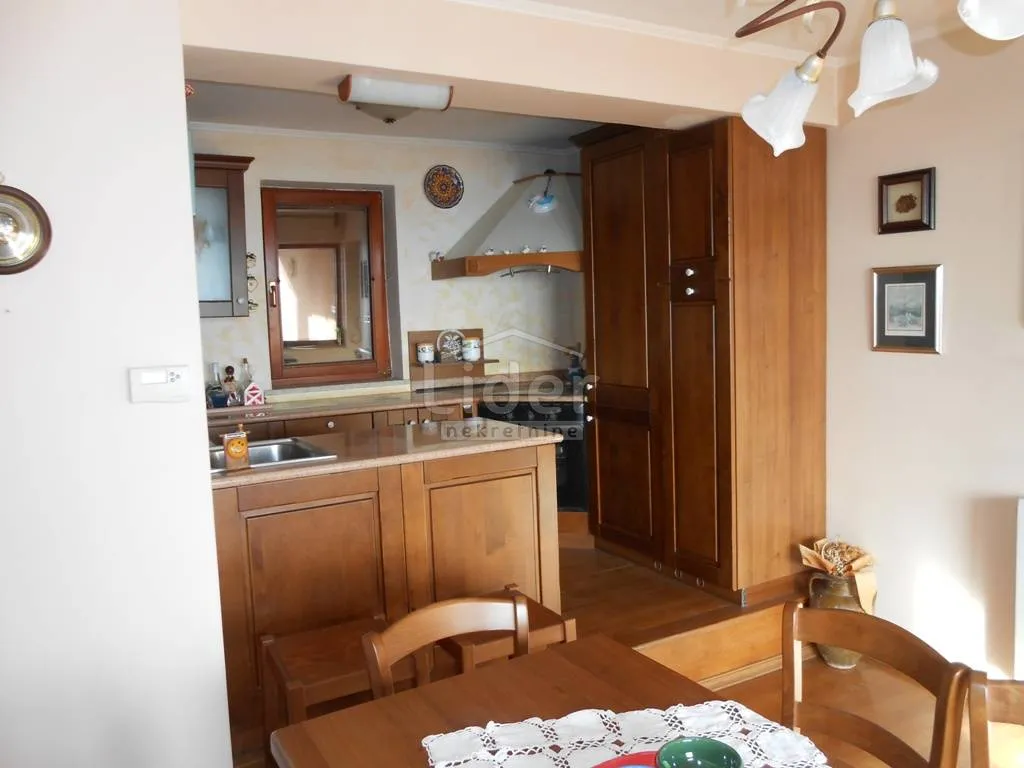 prekrasna kuća sa velikom okućnicom - slika 4