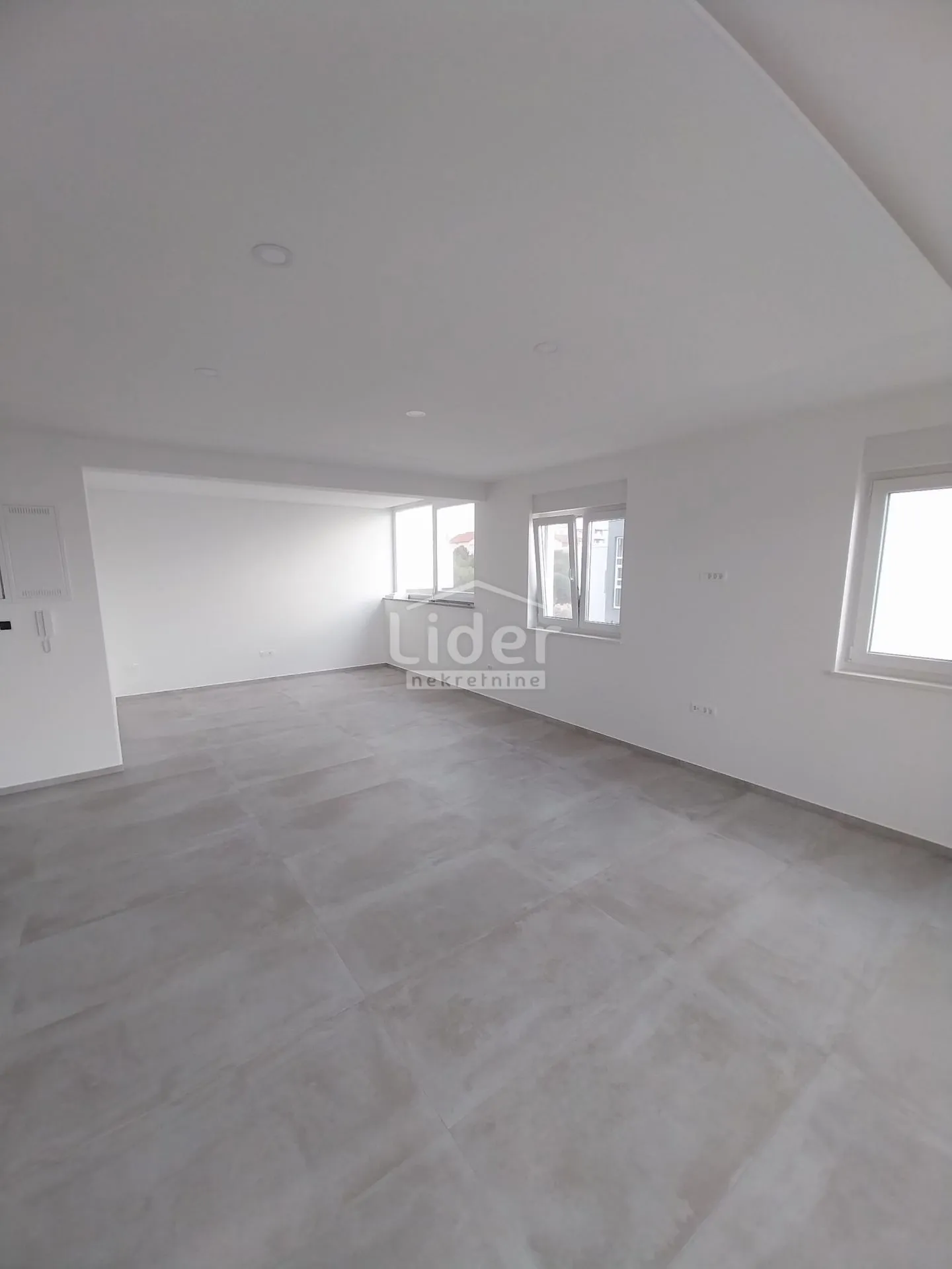 penthouse 127,14 m2, 30m od mora, predivan pogled - slika 7