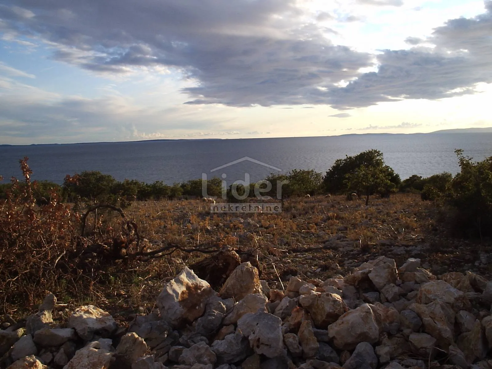građevinski teren 20.272 m2 prvi red do mora na potezu novalja prema lunu - slika 8