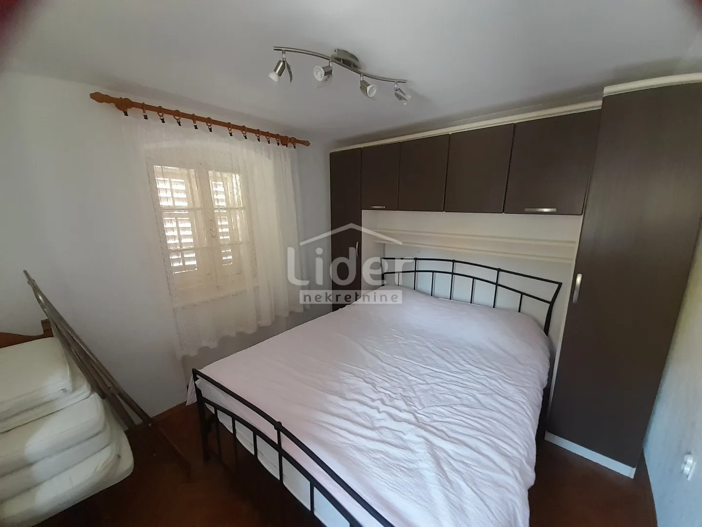 mali lošinj- stan u centru 90m2 - slika 9