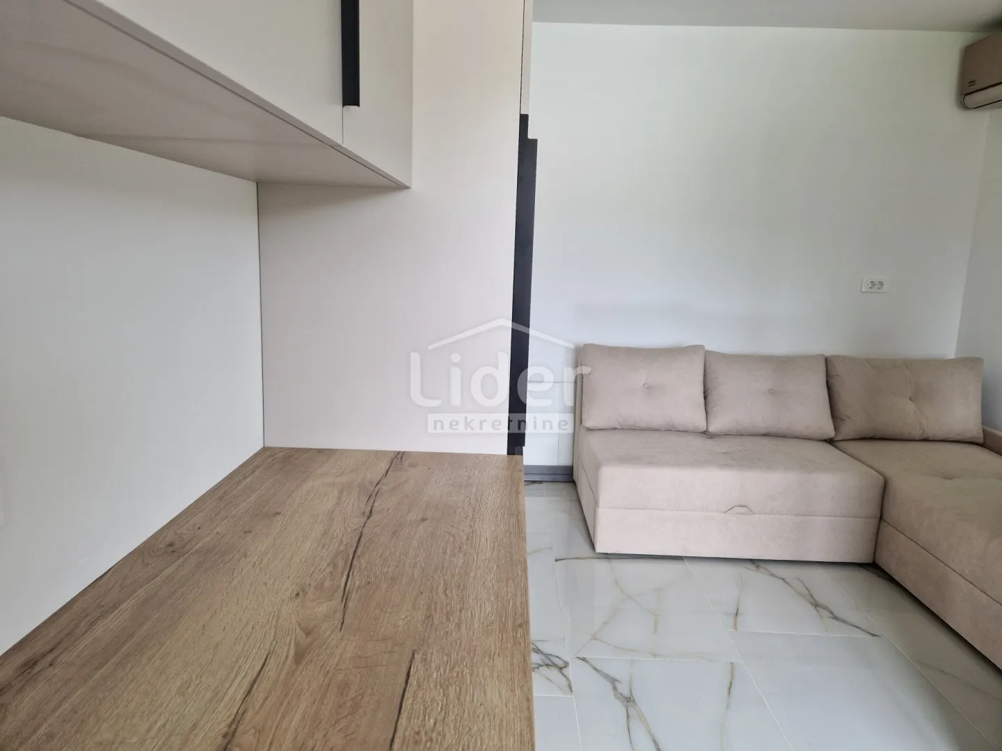 apartman u palitu sa velikom krovnom terasom - slika 9