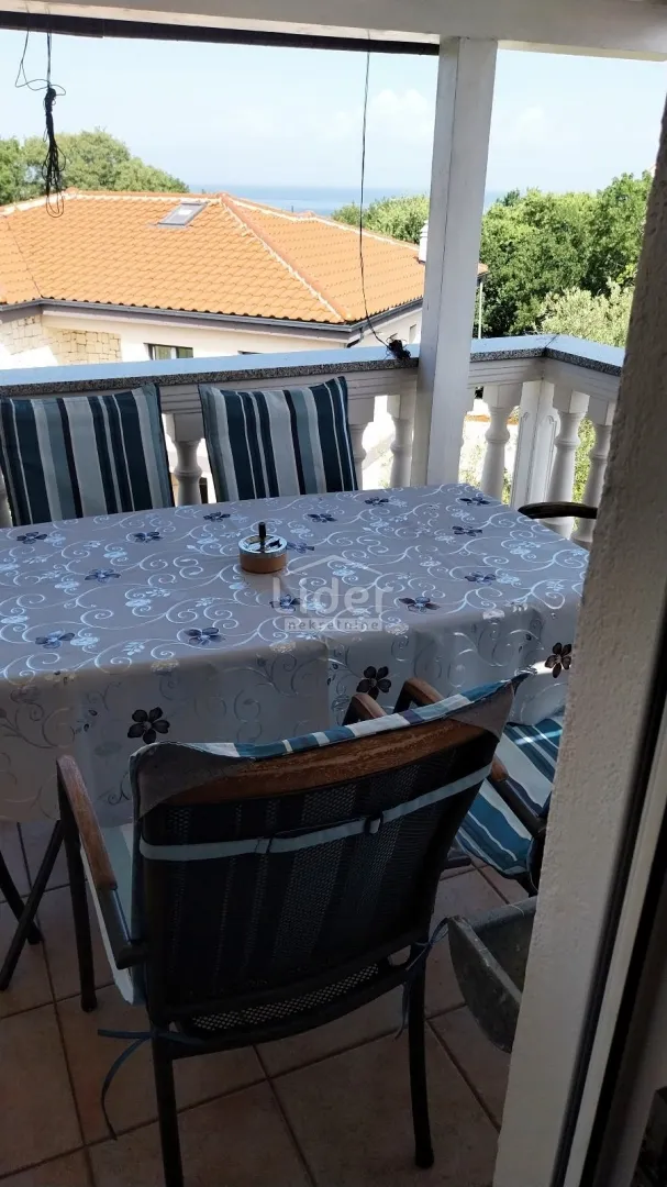 malinska odlična kuća s 5 apartmana - slika 10