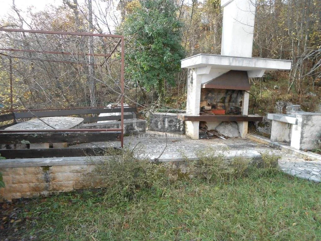 prekrasna kuća sa velikom okućnicom - slika 20