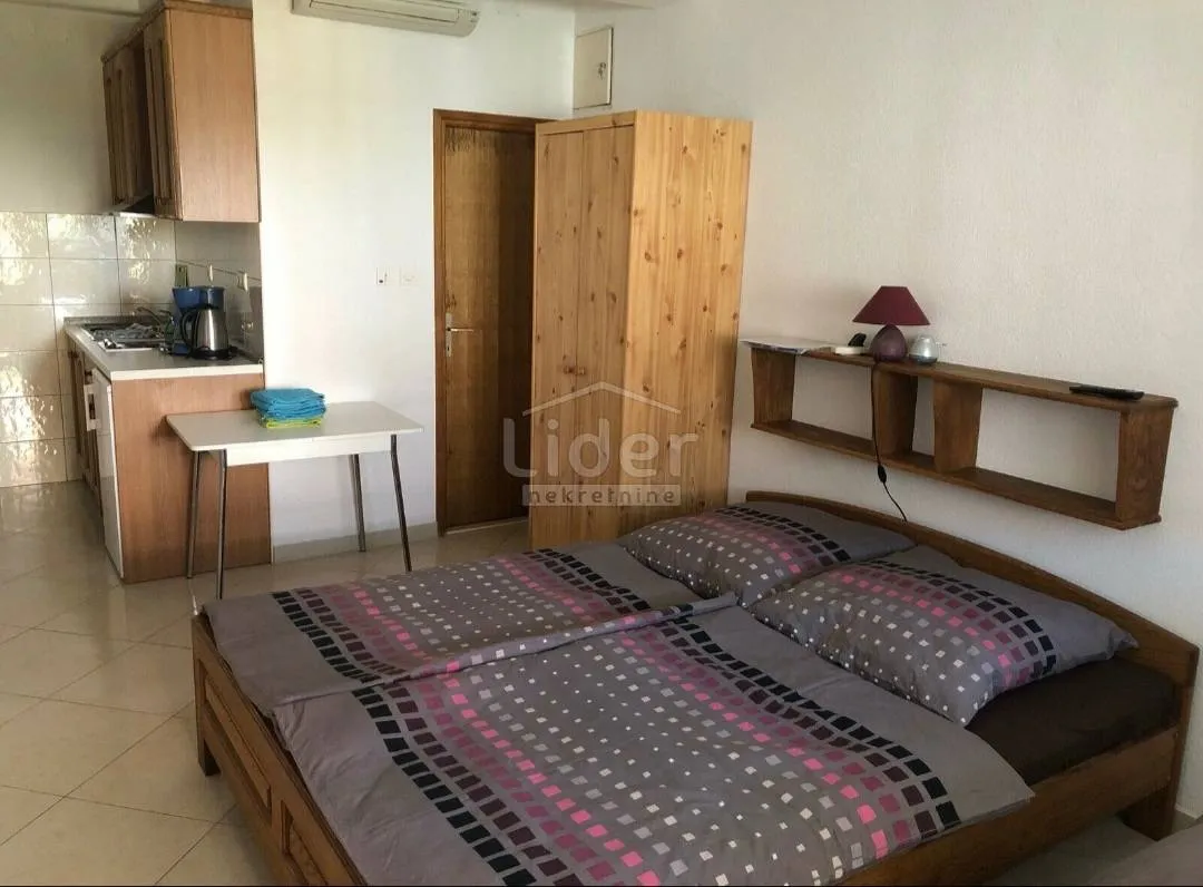 apartmanska kuća na samoj plaži u loparu - slika 8