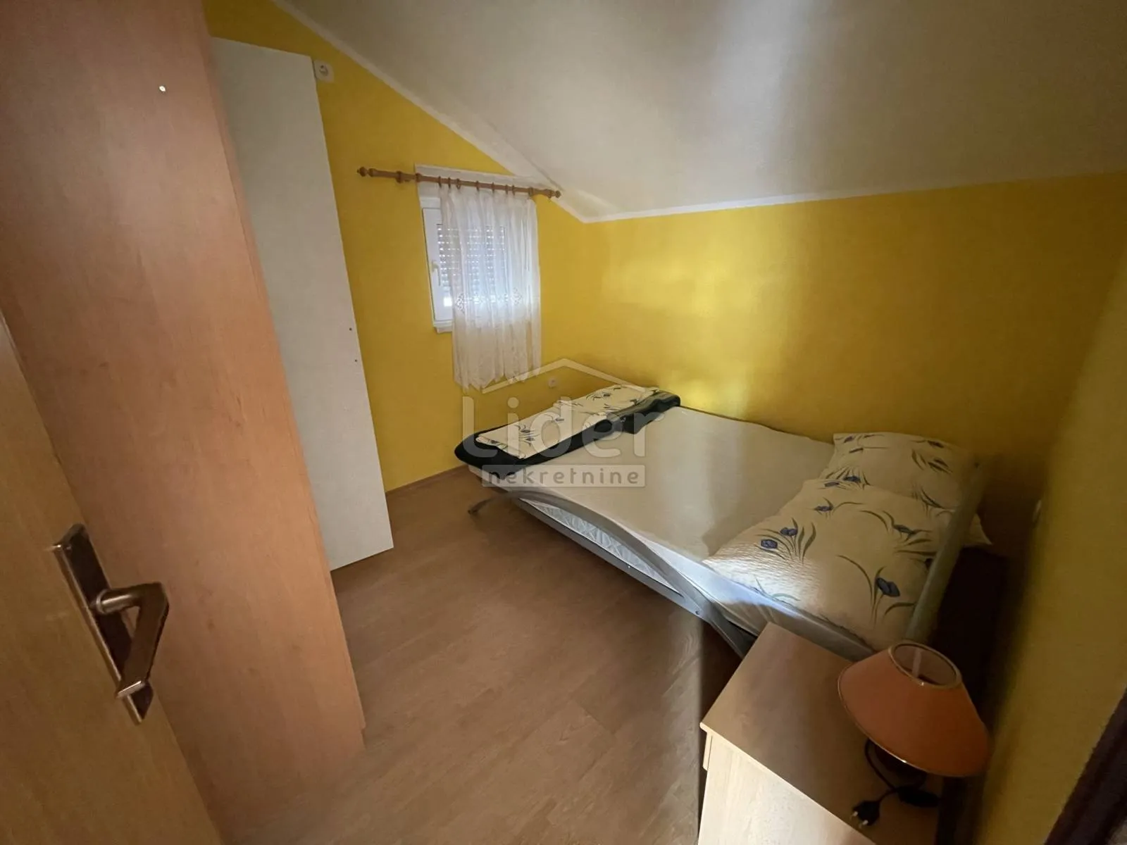 gornji karin samostojeća kuća sa 3 stana - slika 36