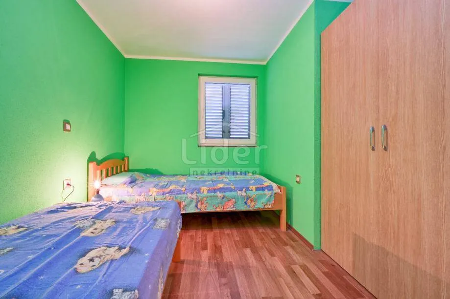 malinska kuća s 2 stana i okućnicom od 330m2 - slika 11