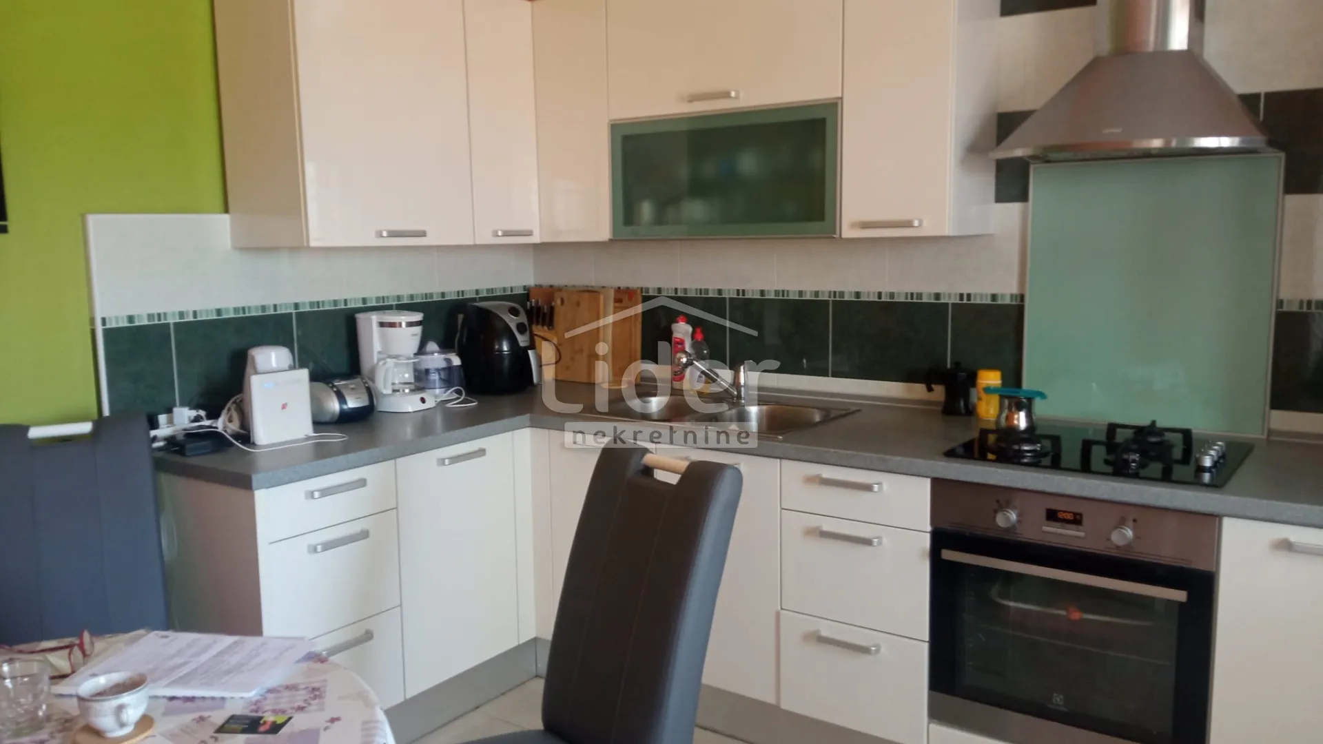 kuća 185m2, 150m od mora + građevinsko zemljište 600m2 - slika 13