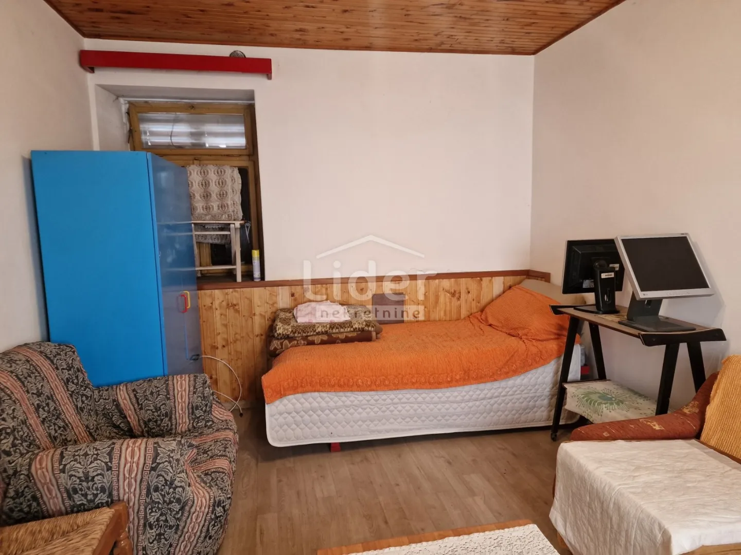 klana kuća u nizu s garažom i pomoćnom zgradom - slika 6