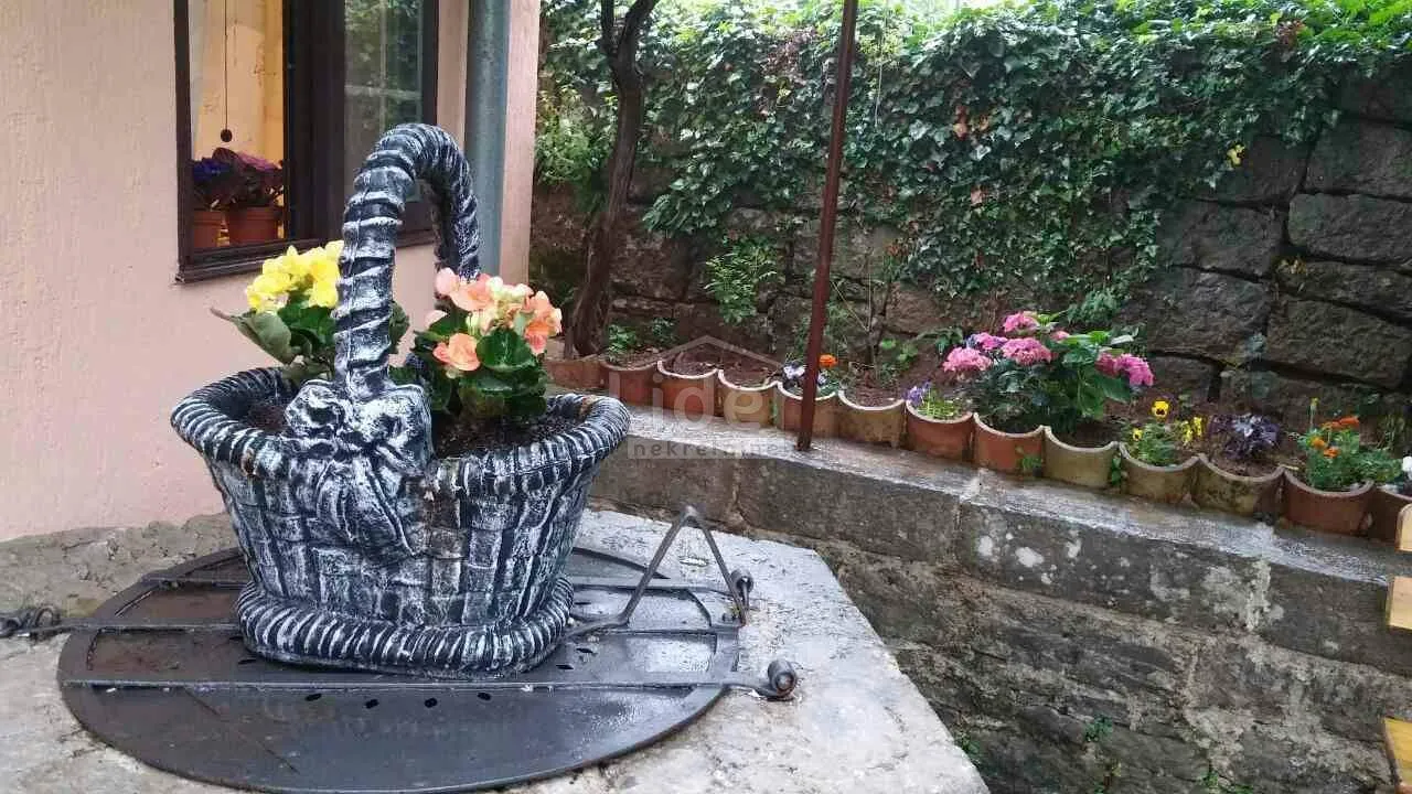 viškovo, kuća sa 3 stana i okućnicom - slika 2