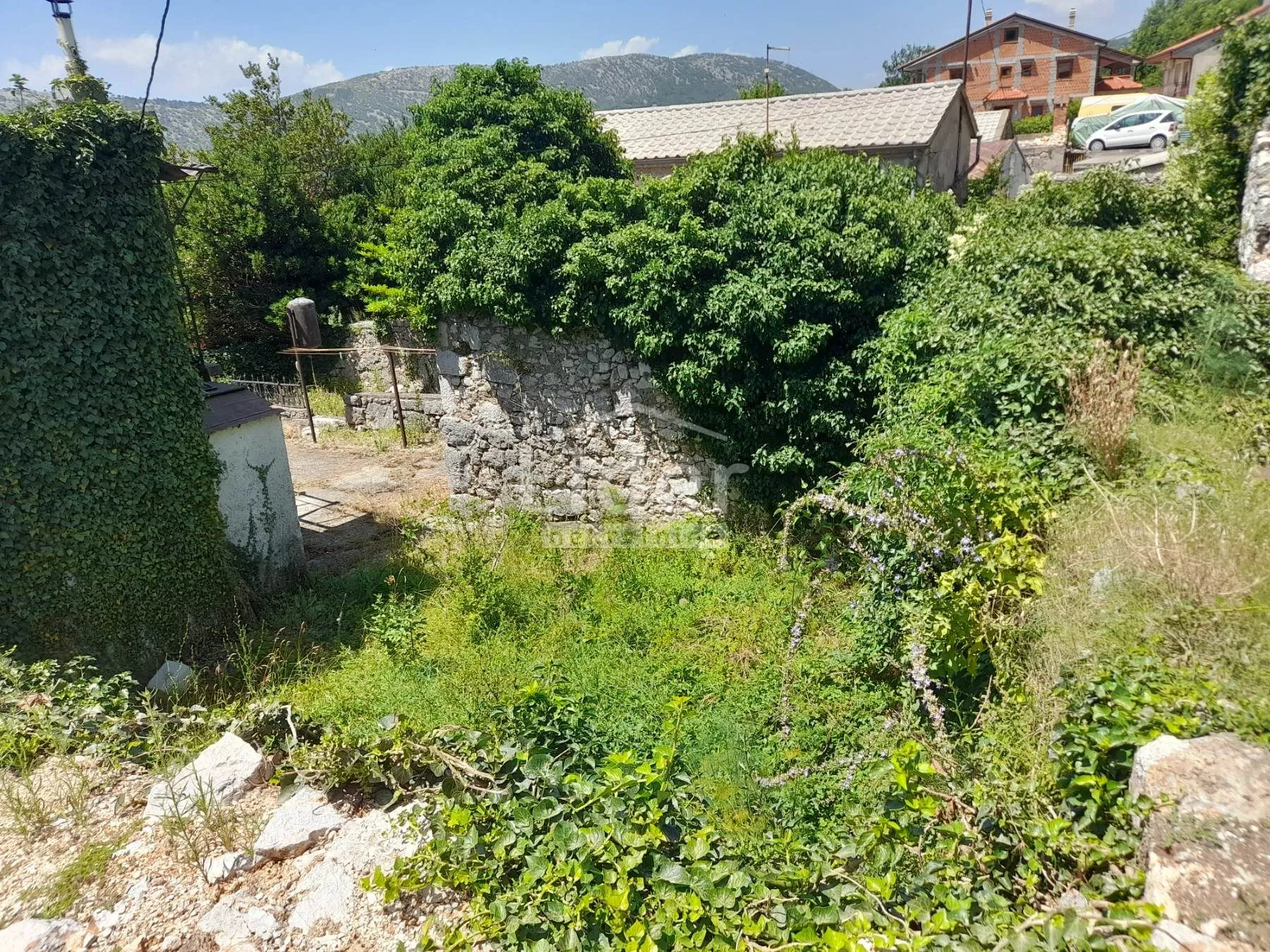 ruševna kuća bribir sa dvorištem - slika 3