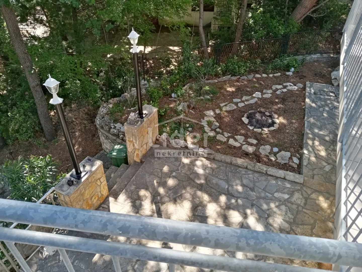 donji karin, samostojeća kuća sa dva stana prodaja - slika 2