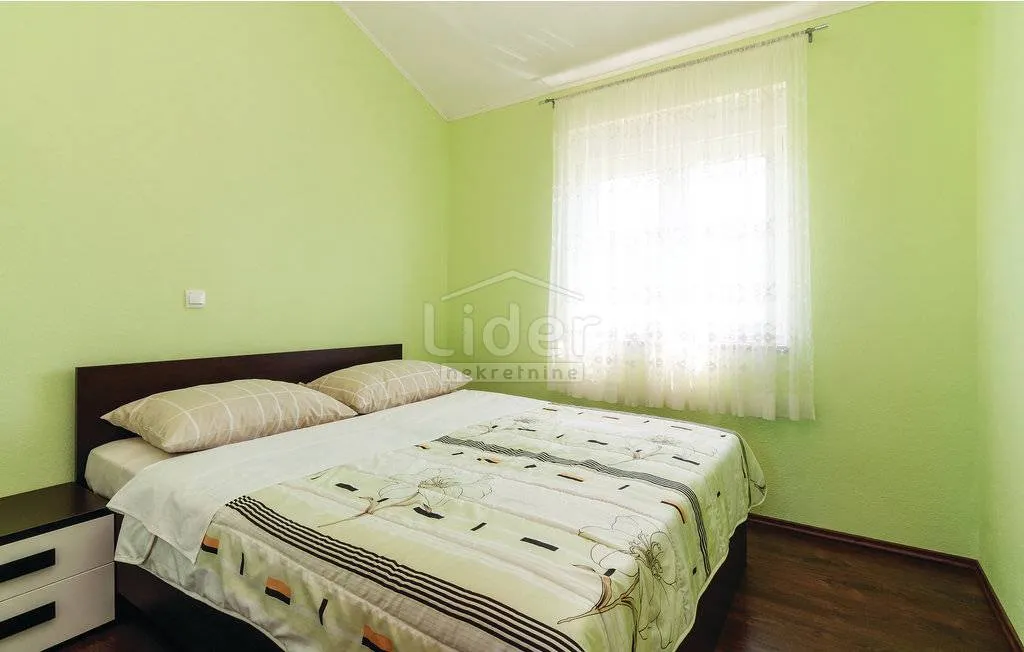 kuća sa 6 apartmana prvi red do mora - slika 21