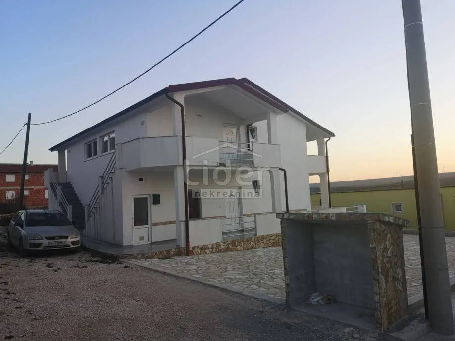 kuća sa 6 apartmana i pogledom na more - slika 2