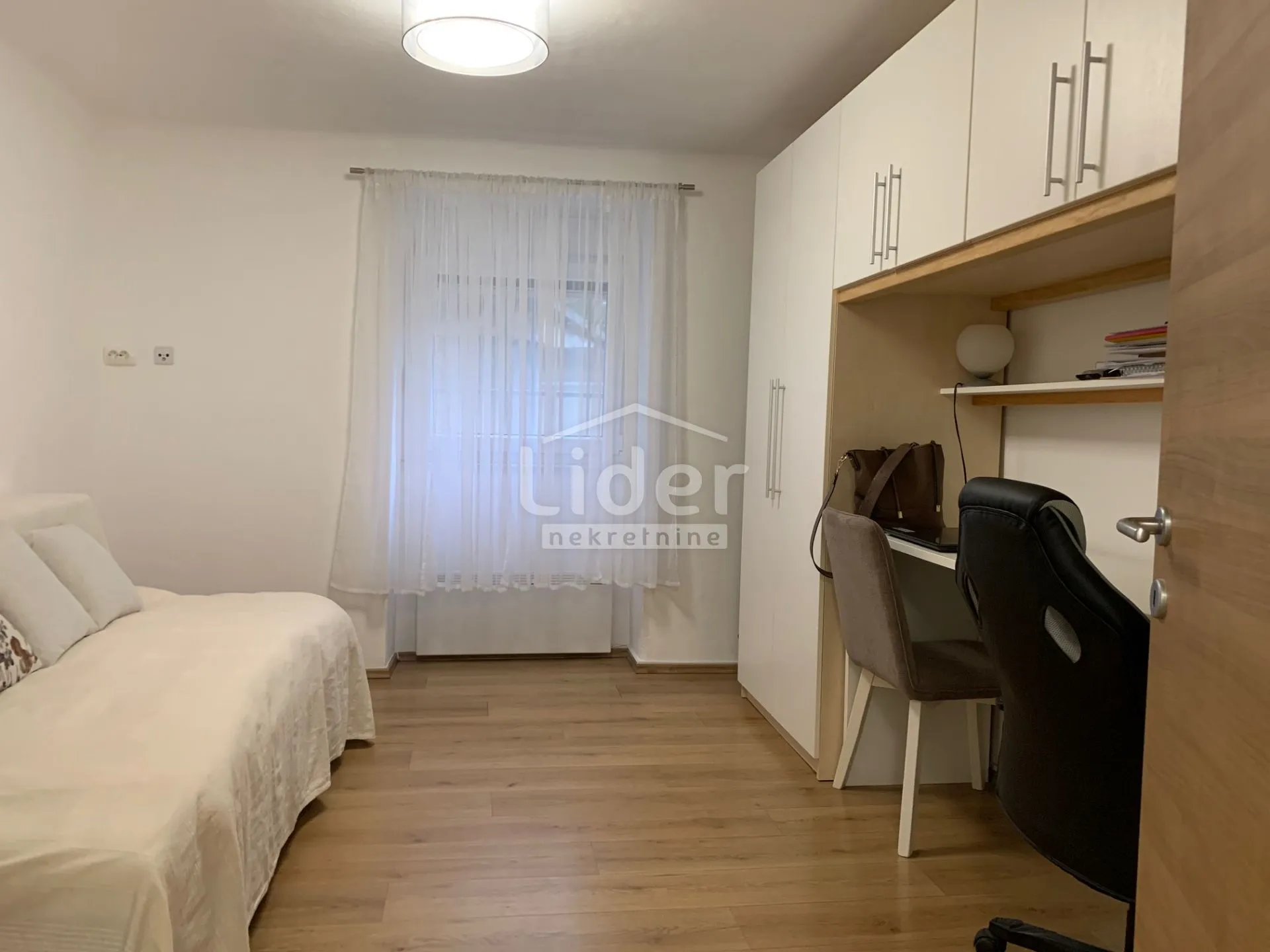 bulevard 3s+db, terasa, vrt, novoadaptiran, namješten! - slika 11