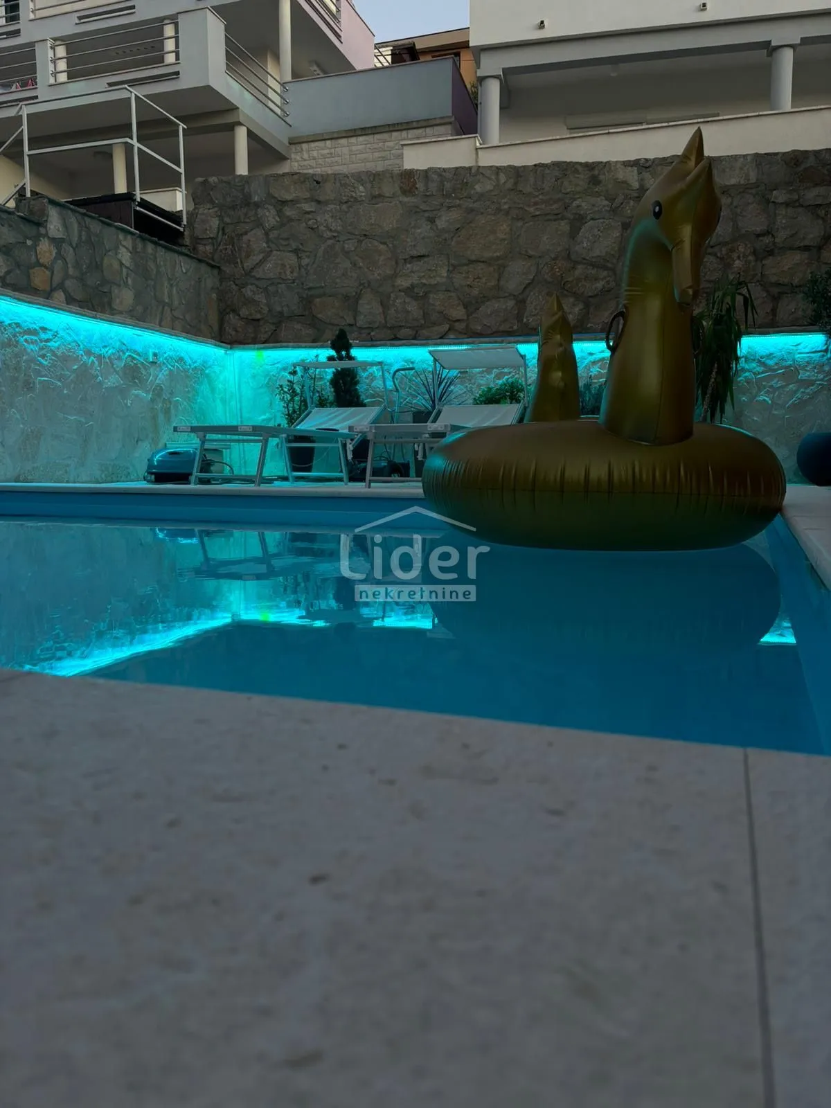 kuća 100m2, bazen, velika garaža, prvi red do mora i plaže - slika 3