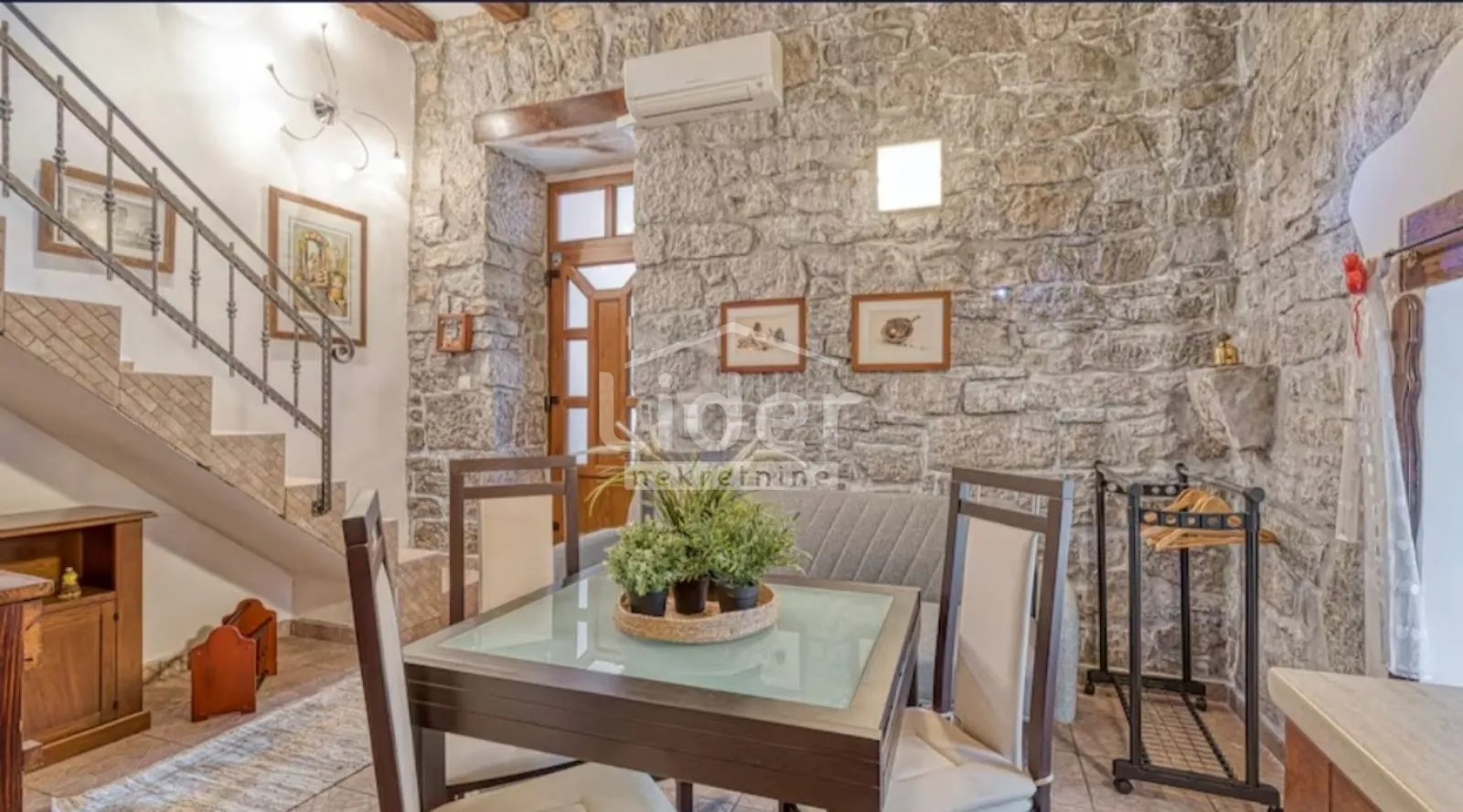 jušići stan sa studio apartmanom i terasom - slika 11