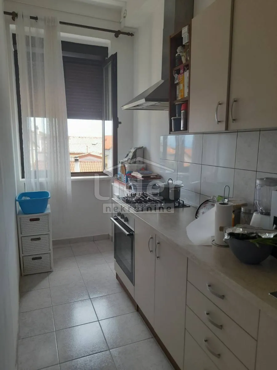 stan u centru kastva 92 m2 sa balkonom - slika 3