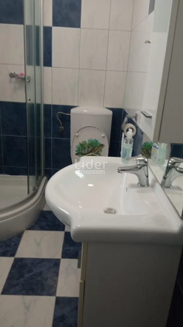 kuća 185m2, 150m od mora + građevinsko zemljište 600m2 - slika 11