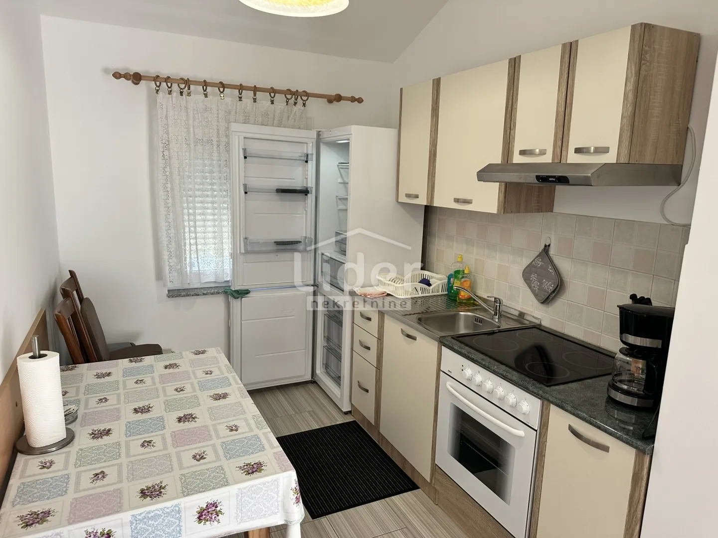 kuća sa 2 stana samo 80m od mora prodaja - slika 23