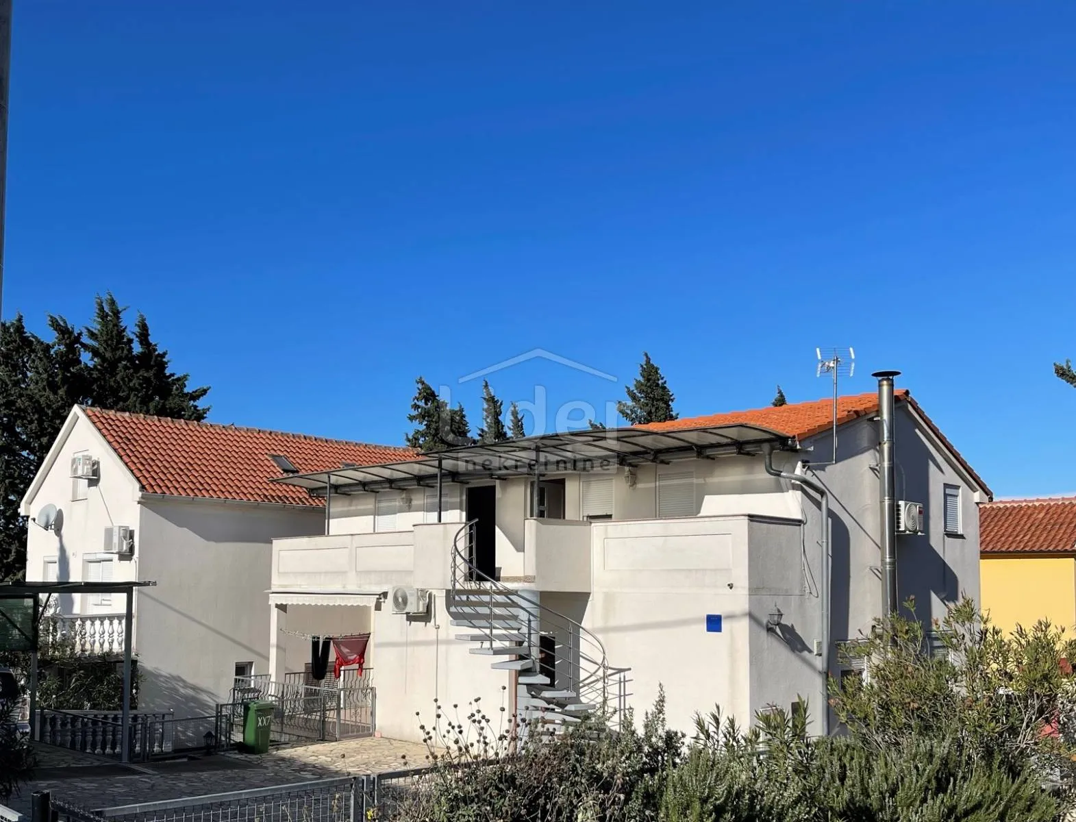 gornji karin samostojeća kuća sa 3 stana - slika 19