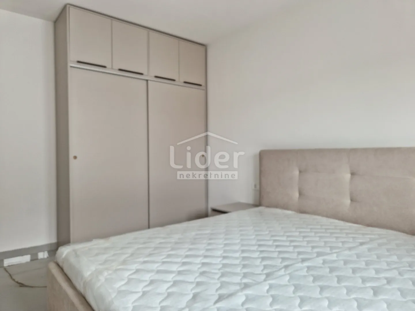 apartman u palitu sa velikom krovnom terasom - slika 12