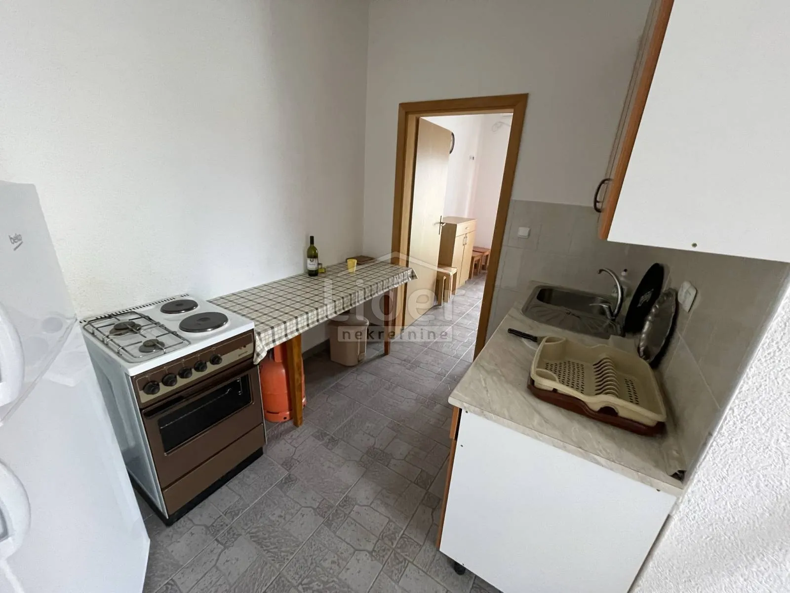 kuća sa 6 apartmana i pogledom na more - slika 14