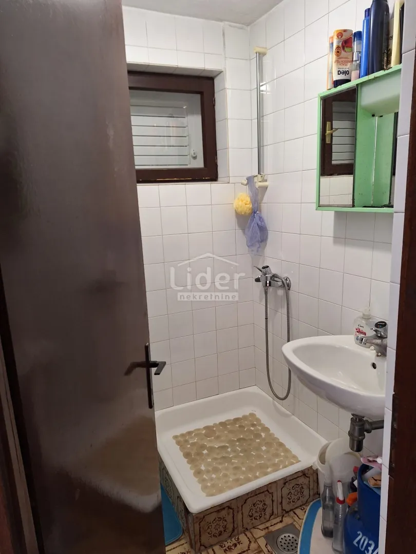 dvojna kuća u pagu, 100m2- dva apartmana, 300m od mora - slika 22