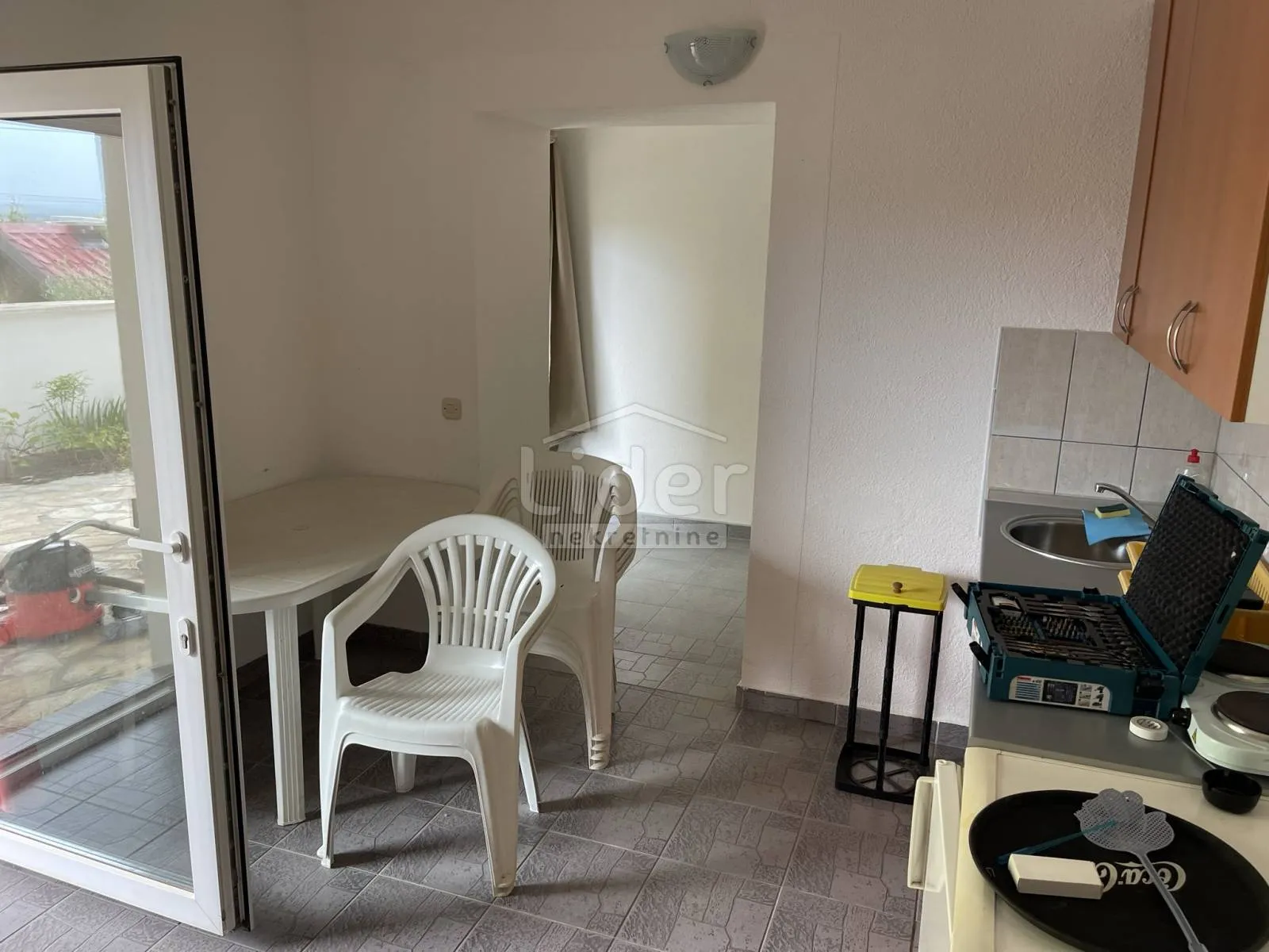 kuća sa 6 apartmana i pogledom na more - slika 17