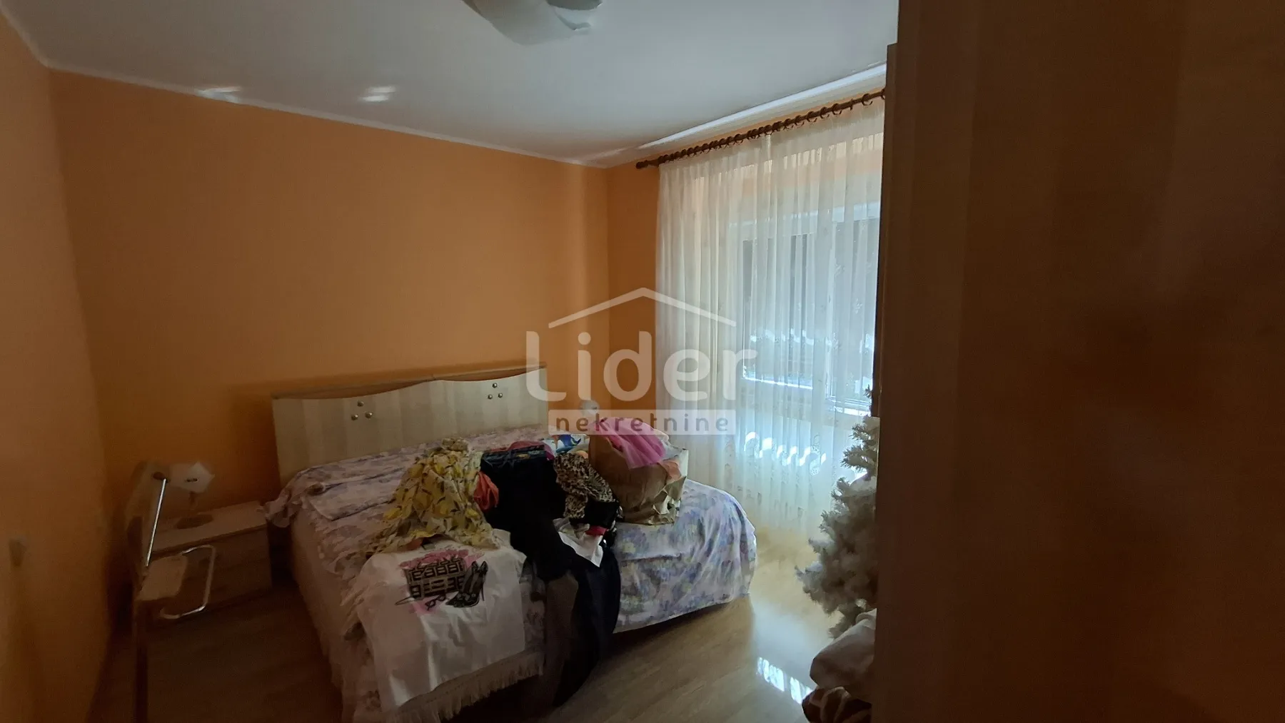 samostojeća kuća sa tri stana - slika 5