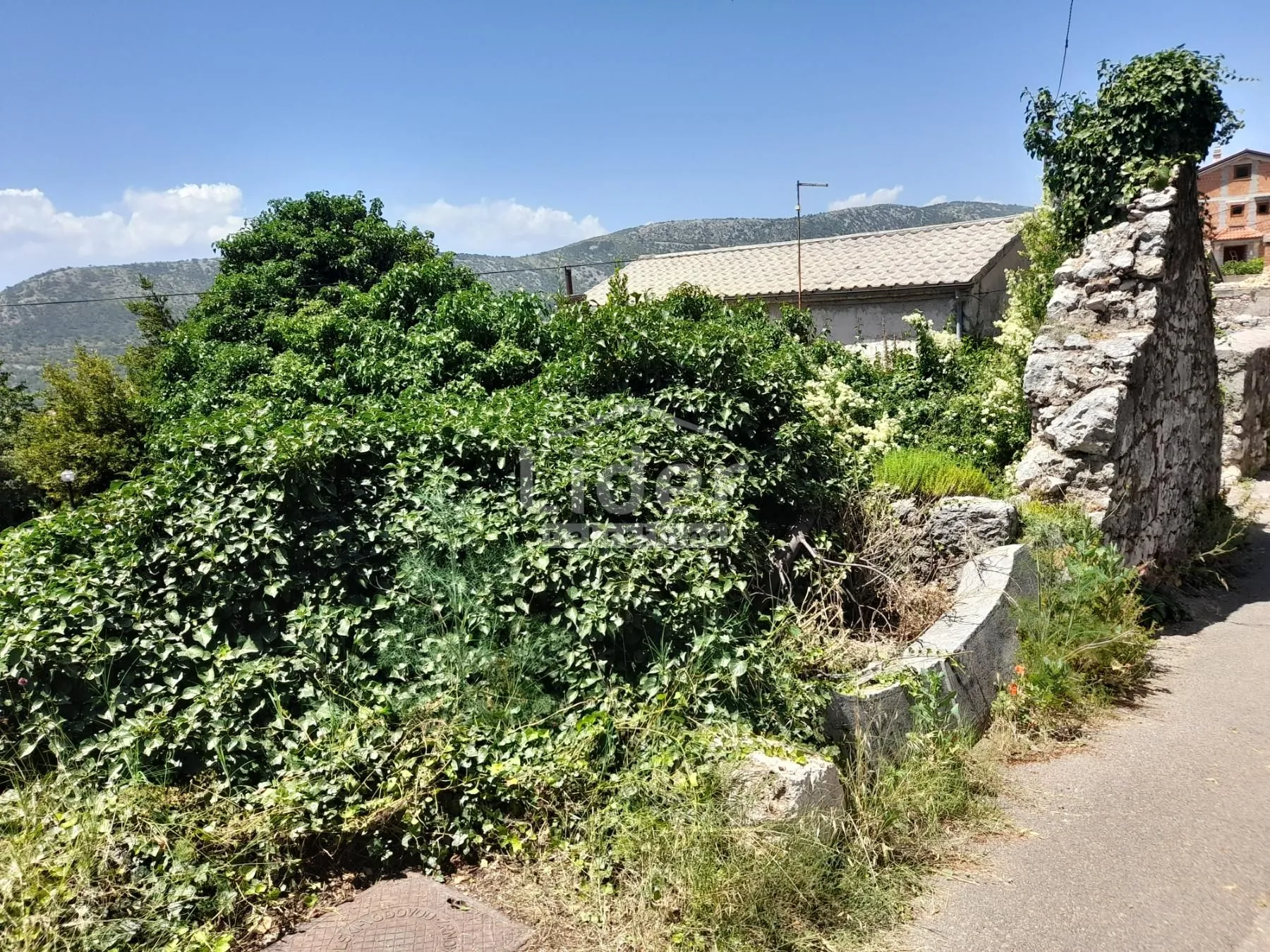 ruševna kuća bribir sa dvorištem - slika 2