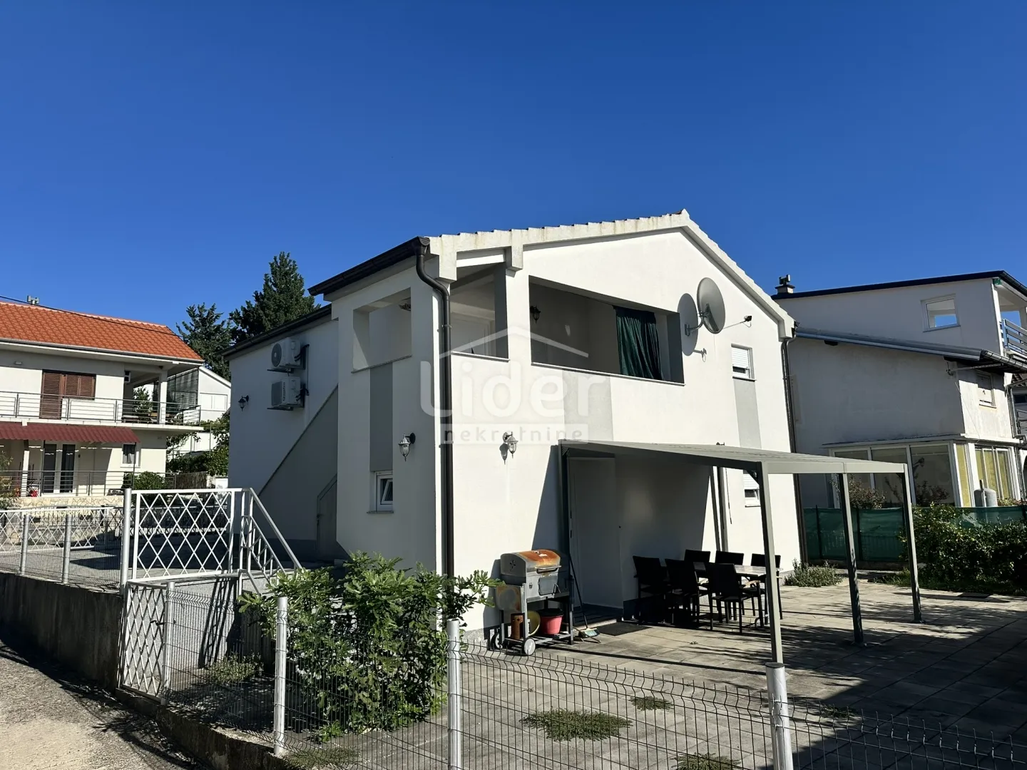 kuća sa 2 stana samo 80m od mora prodaja - slika 2