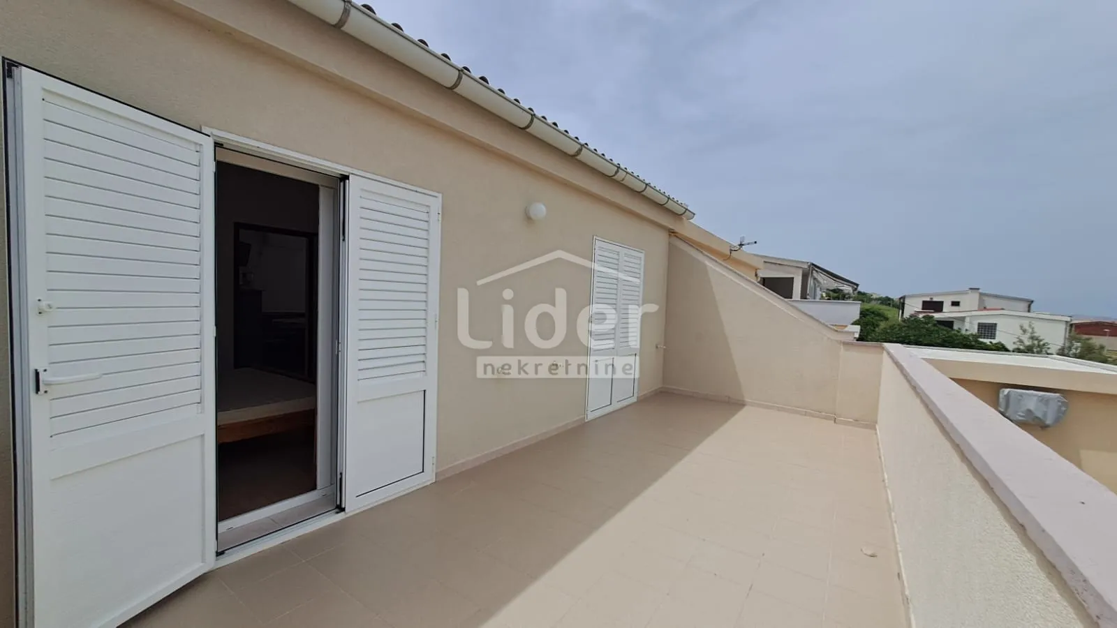 dvojna kuća u pagu, 100m2- dva apartmana, 300m od mora - slika 4