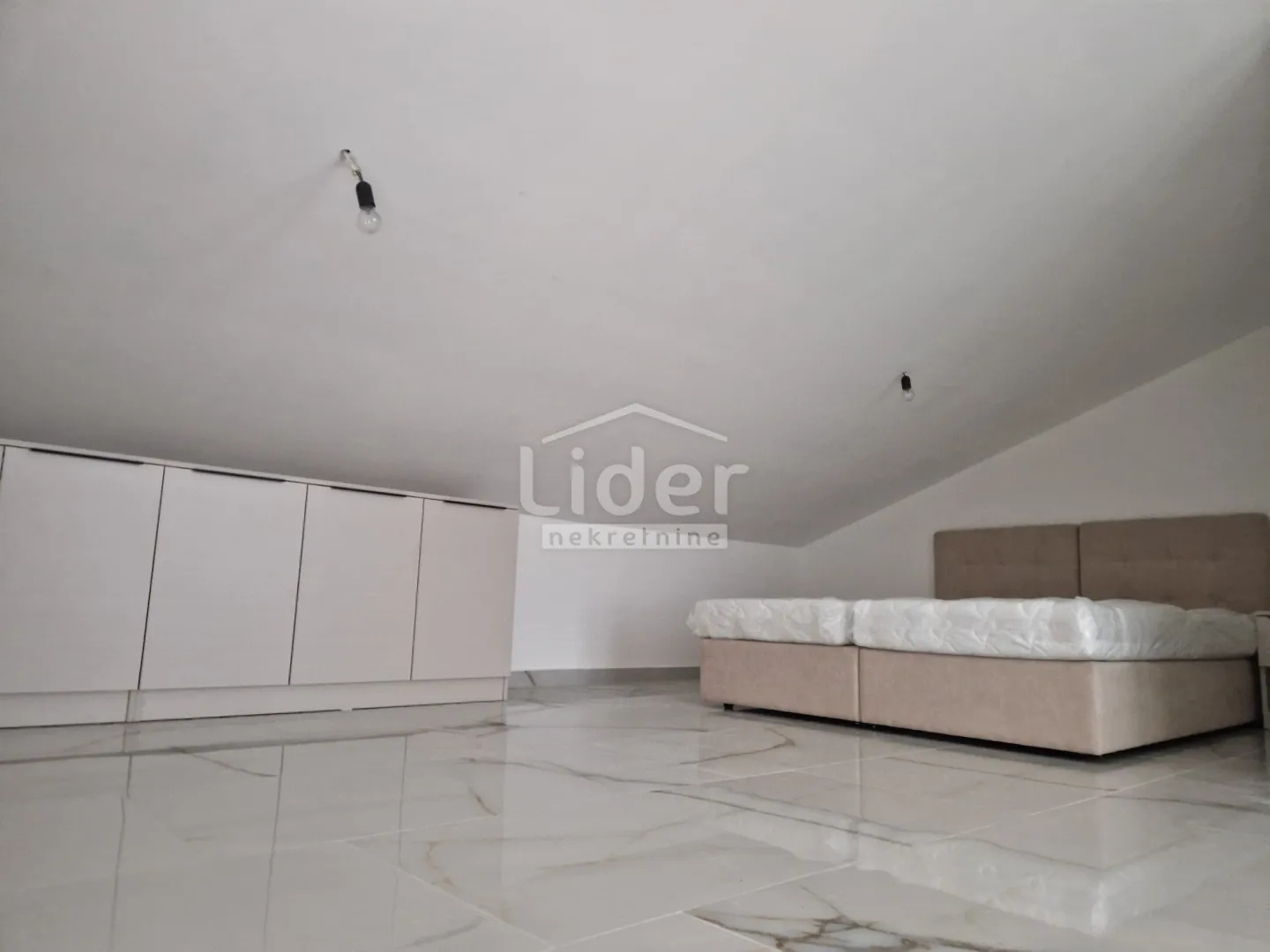 apartman u palitu sa velikom krovnom terasom - slika 14