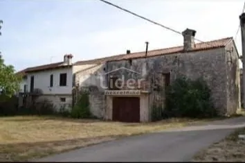 buje kamena kuća (struja, voda) na lijepoj lokaciji! - slika 2