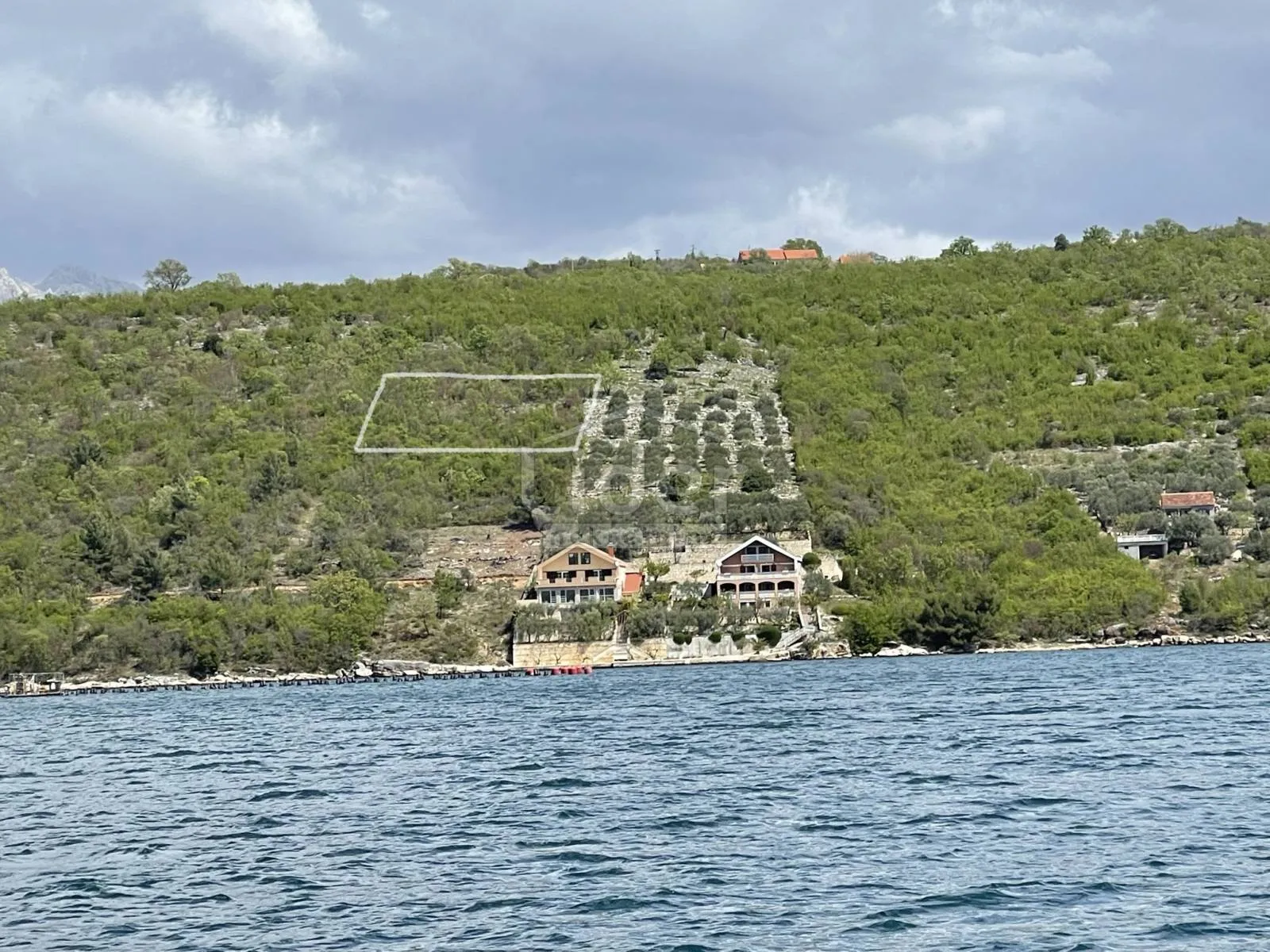 građevinsko zemljište 738m2 na samo 80m od mora prodajemo - slika 1